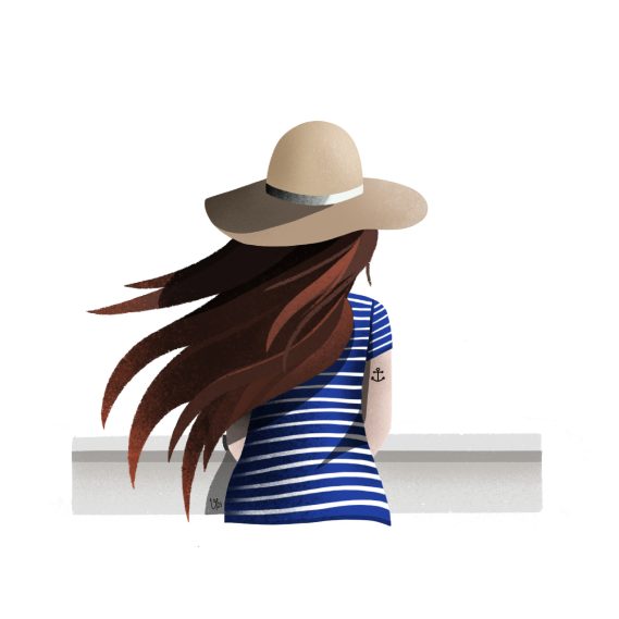 Femme de dos avec un chapeau large et des cheveux longs, portant un haut rayé.