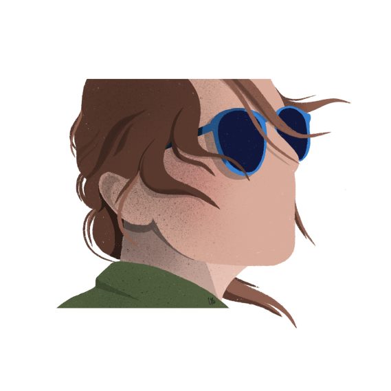 Femme au profil, portant des lunettes de soleil et des cheveux bruns en mouvement.